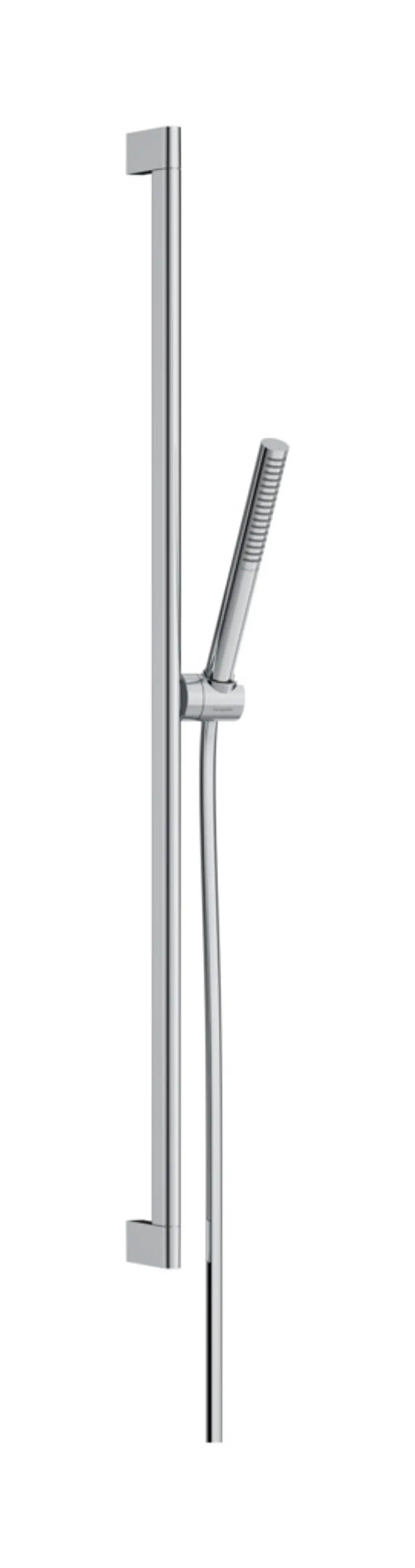 Chromfarbenes Hansgrohe Brauseset mit einer Handbrause, montiert an einer vertikalen Stange. Das Design ist schlicht und funktional.